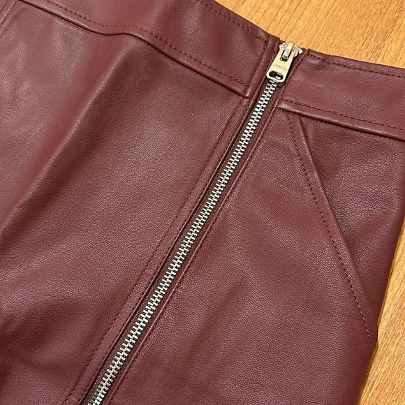 Express Mini Faux Leather Skirt with Zipper Accent and Pockets - NWOT - Picture 4 of 4